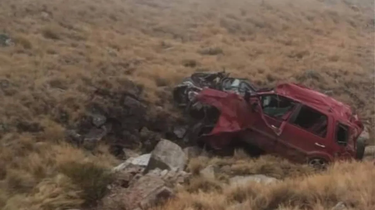 Desbarrancó un auto en Salta y dos mujeres murieron. (Foto: TodoJujuy)