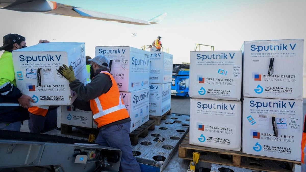 Un trabajador transporta cajas frigoríficas con dosis de la vacuna contra el coronavirus para su distribución a las provincias. (Foto: Presidencia)
