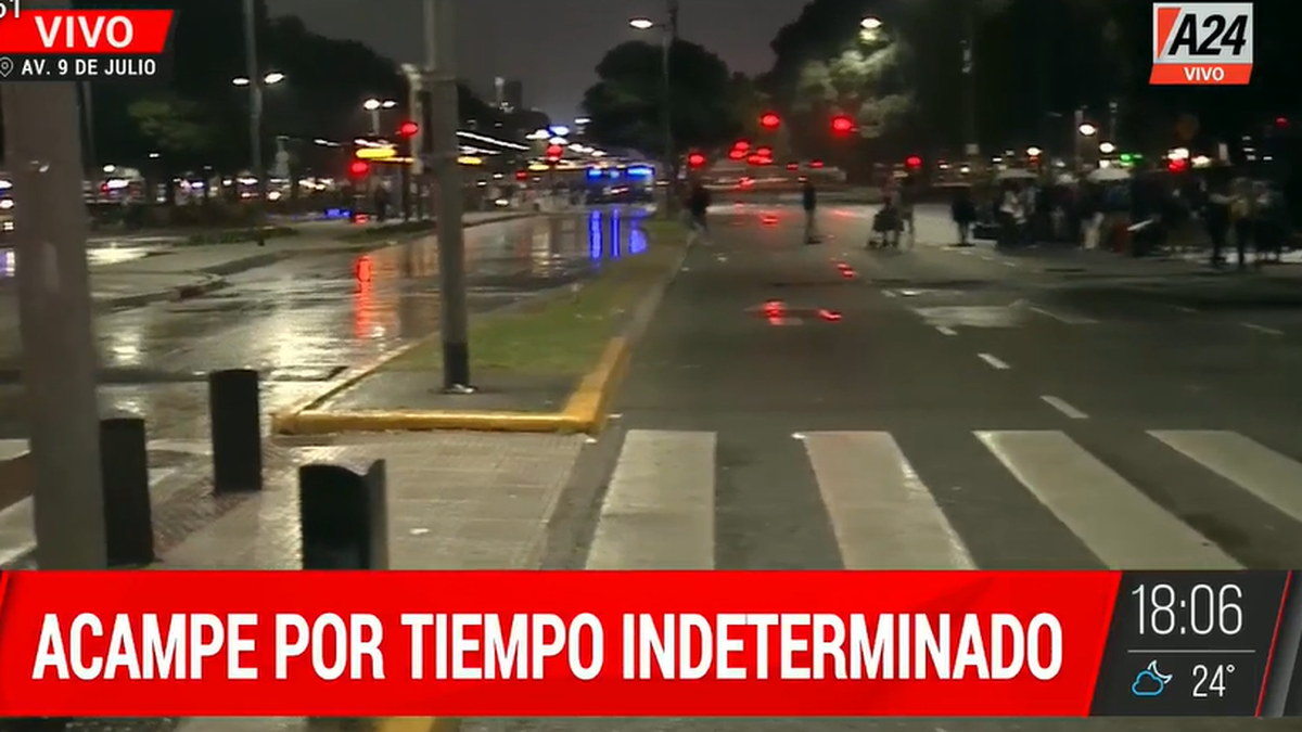 Corte de la avenida 9 de Julio con gomas quemadas y acampe.&nbsp;