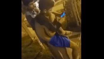 Estaban en la vereda, se les cruzó un duende y pudieron filmarlo