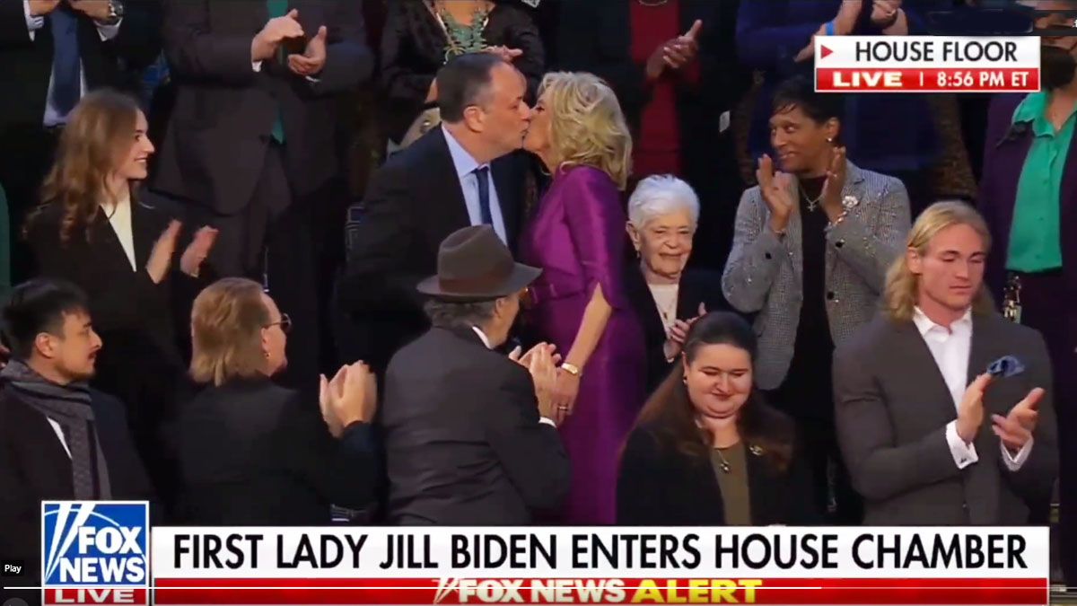 Los medios de EE.UU. se preguntaron de inmediato por el beso entre Jill Biden y el esposo de la vicepresidenta. Como se ve esta imagen de la cadena Fox News en el momento justo. (Foto: gentileza Fox News). 