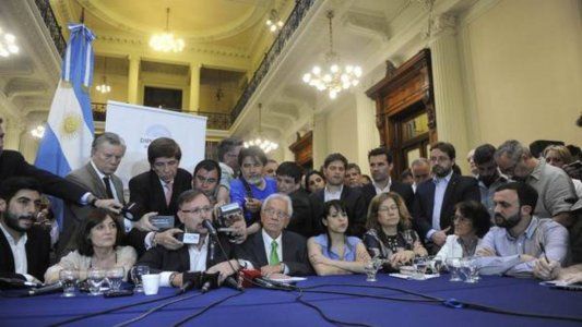 La oposición se une para derogar el cargo extra de gas y busca interpelar a Dujovne y a Iguacel en el Congreso