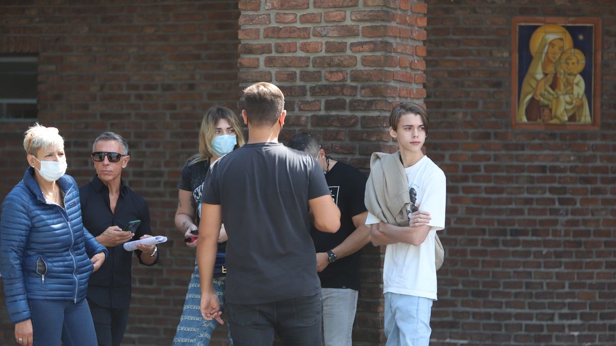 César Carozza, el abogado de la familia Fort acompañó en todo momento a Marta y Felipe en la despedida de Gustavo Martínez en el cementerio de la Chacarita.&nbsp;