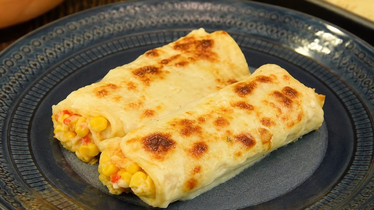 Los canelones de choclo con salsa blanca se gratinan al horno con muzzarella hasta lograr una superficie dorada y crocante.