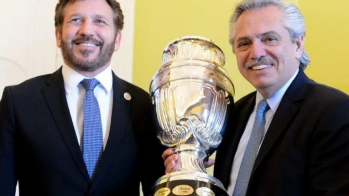 Alberto Fernández junto al presidente de la Conmebol