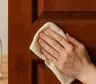 Aceite y vinagre blanco para pulir puertas de madera: el truco casero que vuelve a ser tendencia