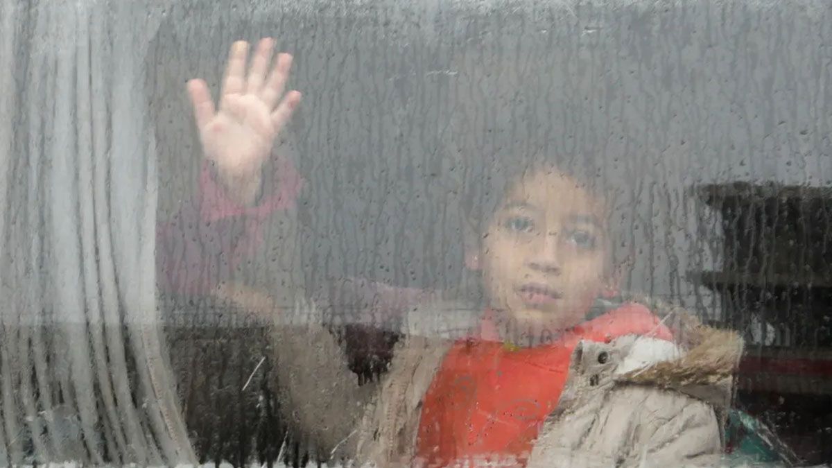 Un niño rescatado de los escombros saluda a través de la ventana del vehículo que lo lleva a una revisión en el hospital (Foto: Gentileza ABC)
