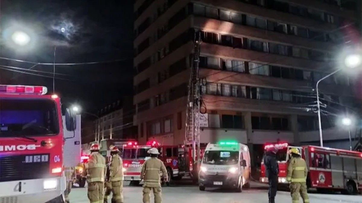El fuego comenzó en un local comercial ubicado en la planta baja del edificio Bariloche Center.&nbsp;