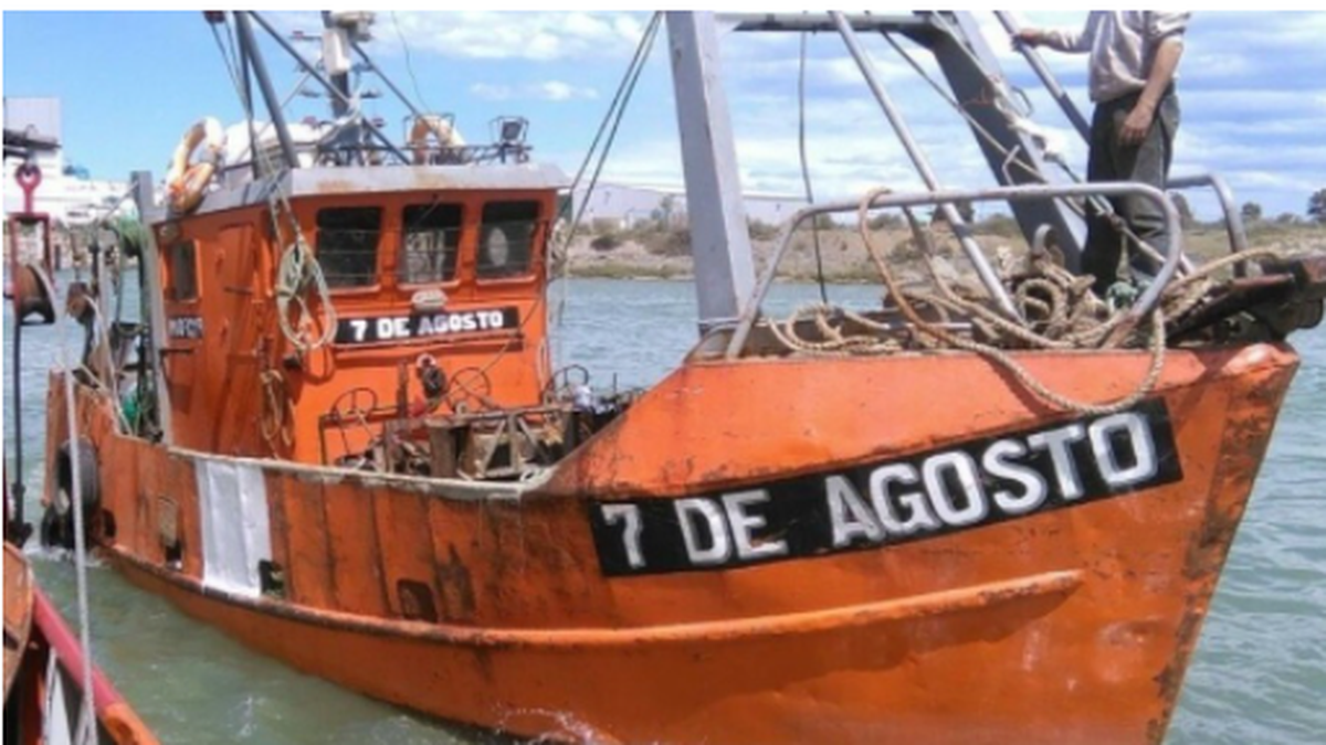 El buque se hundió en la noche del jueves y fue rescatado un tercer integrante de la tripulación (Foto: Twitter NA).