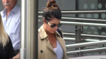 La familia de Tini Stoessel acompaña a Alejandro Stoessel en la puerta del sanatorio