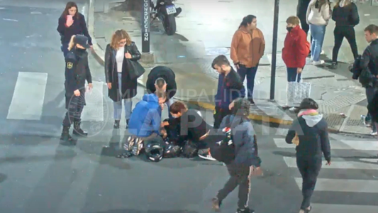 Video: dobló mal en plena avenida, chocó a una moto y sus ocupantes salieron despedidos