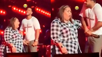 Romeo Santos se desubicó con una fanática en pleno show: ¡La obligó a tocarle sus genitales!