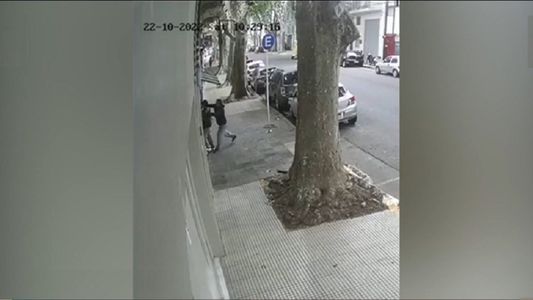 Violento ataque en Palermo: se abalanzó y golpeó a una mujer que ingresaba a su casa