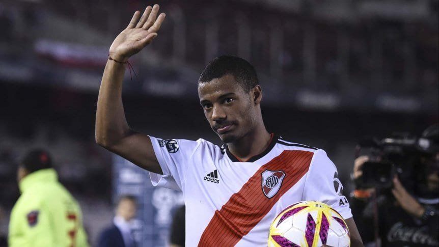 ¡Tensión! De La Cruz fue demorado por la justicia paraguaya en la previa de River-Cerro Porteño