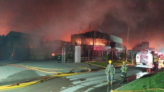 Impactante: se incendiaron tres galpones en el Parque Industrial de Bernal