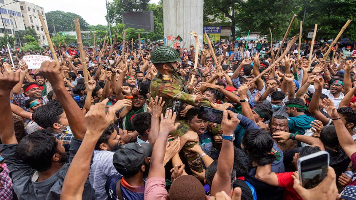 Un soldado es llevado por la multitud que apoya el golpe de estado contra la primera ministra. (foto: Gentileza El País). 