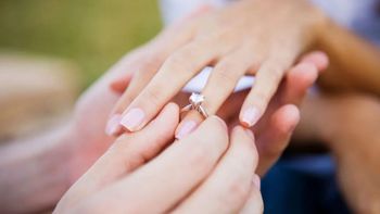 En el fútbol argentino, se dio una llamativa propuesta de casamiento. En el fútbol argentino, se dio una llamativa propuesta de casamiento.