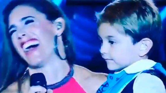 Soledad Pastorutti invitó al escenario a un nene con pañuelo celeste y generó un gran debate en las redes sociales