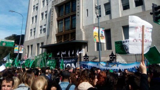 Masivo abrazo simbólico al Ministerio de Salud para rechazar que baje al rango de Secretaría