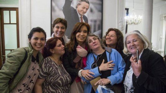 Los saludos de los políticos en Navidad: de la chancha de  Solá al encuentro de CFK. De yapa, Trump solo en la Casa Blanca