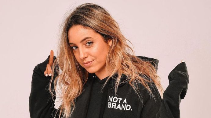 Sofi Martínez encaró a un hincha, le pasó su teléfono y la reacción la tomó por sorpresa