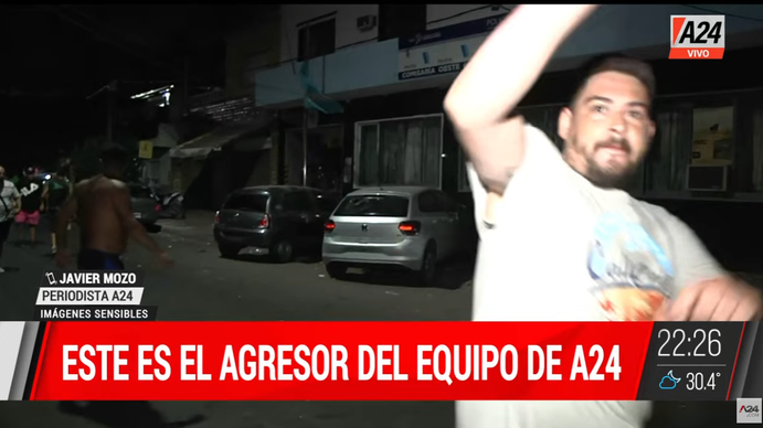 Villa Madero: atacaron en vivo al equipo de A24. (Captura) Villa Madero: atacaron en vivo al equipo de A24. (Captura)