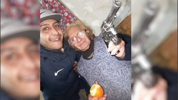 Rosario: la selfie de un sicario de Los Monos con su abuela pistolera causa conmoción