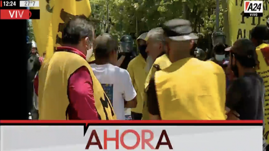 Castells y sus militantes entraron por la fuerza a la sede del gobierno porteño