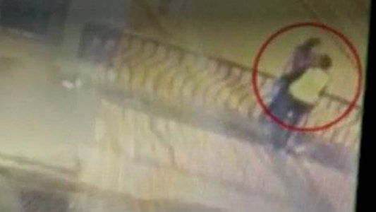 Se estaban besando en un puente, cayeron desde 15 metros y murieron