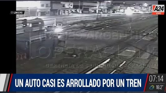Liniers: así un auto casi es arrollado por el tren