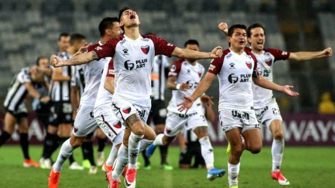 Cerrado por felicidad: el cartel santafesino que se hizo viral tras la histórica clasificación de Colón a la final de la Sudamericana