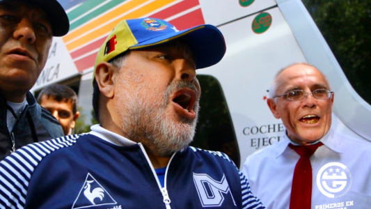 Hoy es el día del lobo: el grito de Maradona al llegar al Bosque para Gimnasia-Estudiantes