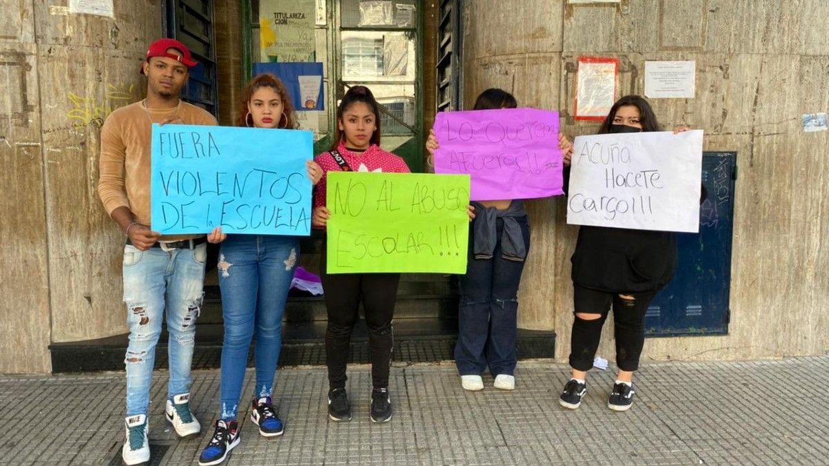 Protesta en el Colegio Bernardino Rivadavia contra un docente acusado de abuso.&nbsp;