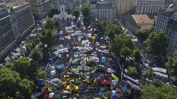 Con un fuerte operativo de seguridad y la presencia de agrupaciones sociales, comenzó la jornada del Día de la Democracia