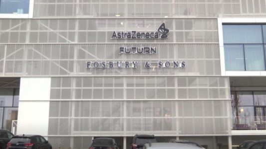 Europa aprueba la vacuna de AstraZeneca e incluye a los mayores de 65 años