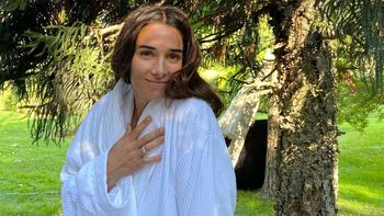 ¡Qué frío! Juana Viale se metió desnuda al agua y subió la foto: Flor de loto