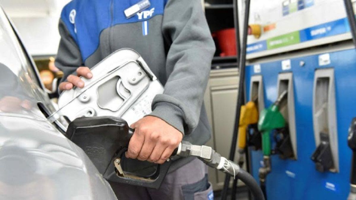 YPF aumentará los precios de los combustibles desde este domingo: de cuánto será el incremento