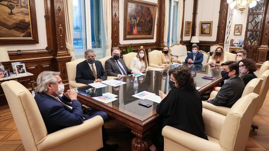 Vacunas: el Gobierno relativiza las críticas, pero mantiene en secreto el acuerdo con las farmacéuticas