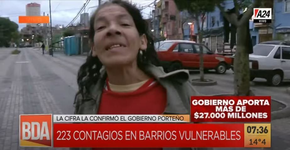 Una mujer amenazó y agredió al móvil de A24 durante el operativo sanitario en el Barrio 31