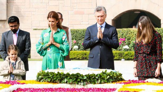 En el arranque de su gira, Macri fue recibido por el presidente y el primer ministro de India y luego le rindió un homenaje a Ghandi