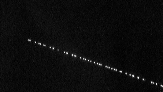 ¿Ovnis? Una hilera de luces en el cielo de Argentina generó revuelo en las redes