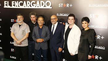 Guillermo Francella junto a parte del elenco y los creadores y productores de la serie, Mariano Cohn y Gastón Duprat.&nbsp;