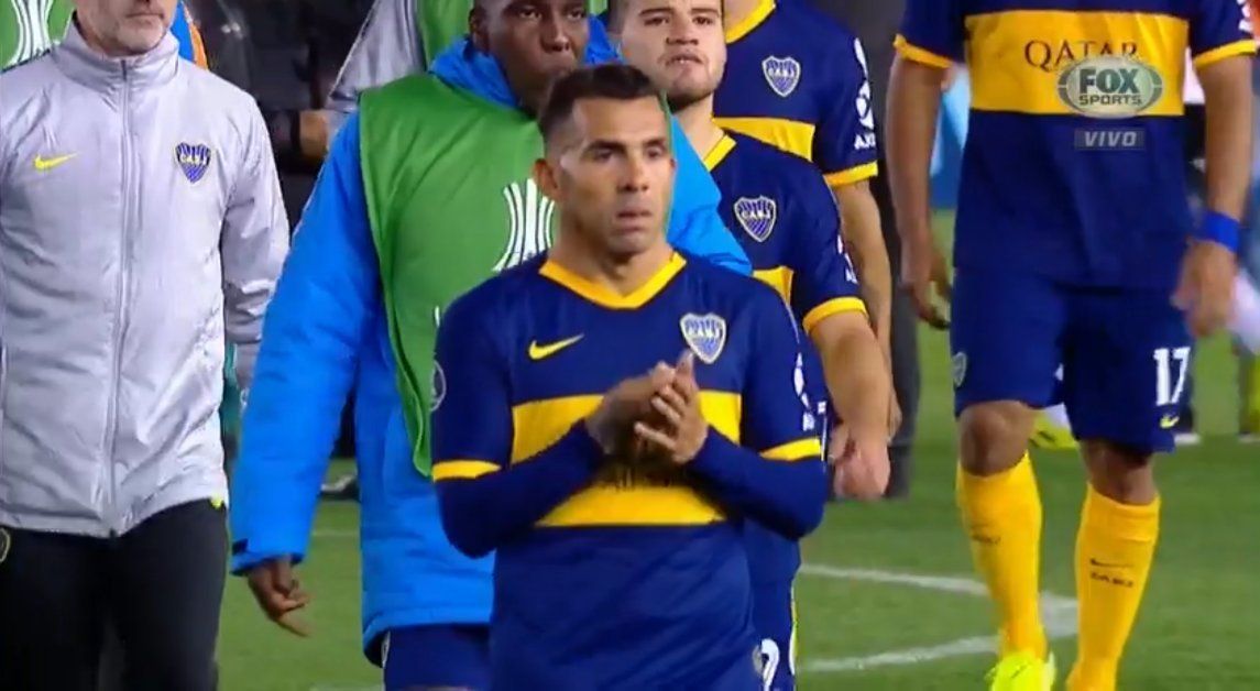 El polémico gesto de Tevez antes de irse al vestuario