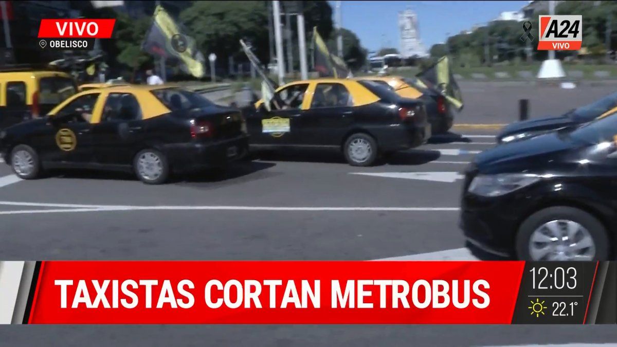 Así se movilizaban los taxistas en la Ciudad. (Captura de Tv)