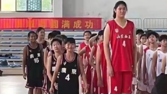 Una china de 14 años y 2,23 metros es la nueva sensación del básquet mundial
