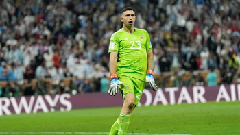 El clásico baile del Dibu Martínez durante la definición por penales en el Mundial de Qatar 2022. (Foto: AP). El clásico baile del Dibu Martínez durante la definición por penales en el Mundial de Qatar 2022. (Foto: AP).