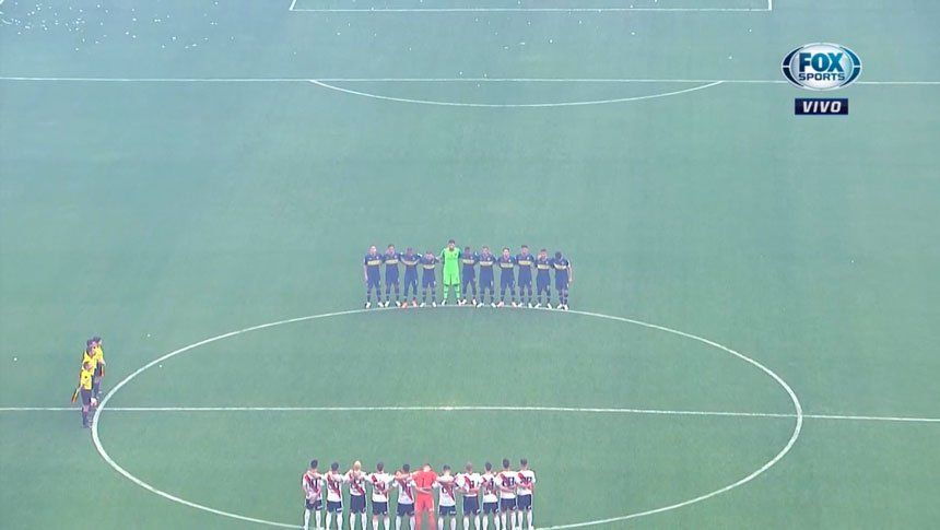 El respetuoso minuto de silencio por los cuatro hinchas de Boca fallecidos