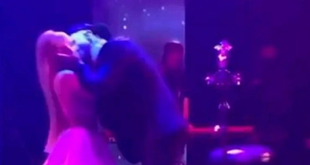 Video: Ulises Bueno a los besos con su nueva novia en el escenario