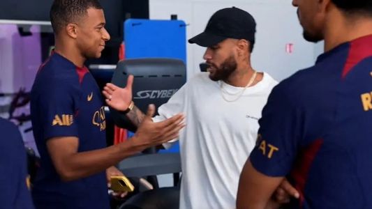 El frío saludo de Neymar a Mbappé en su despedida del PSG