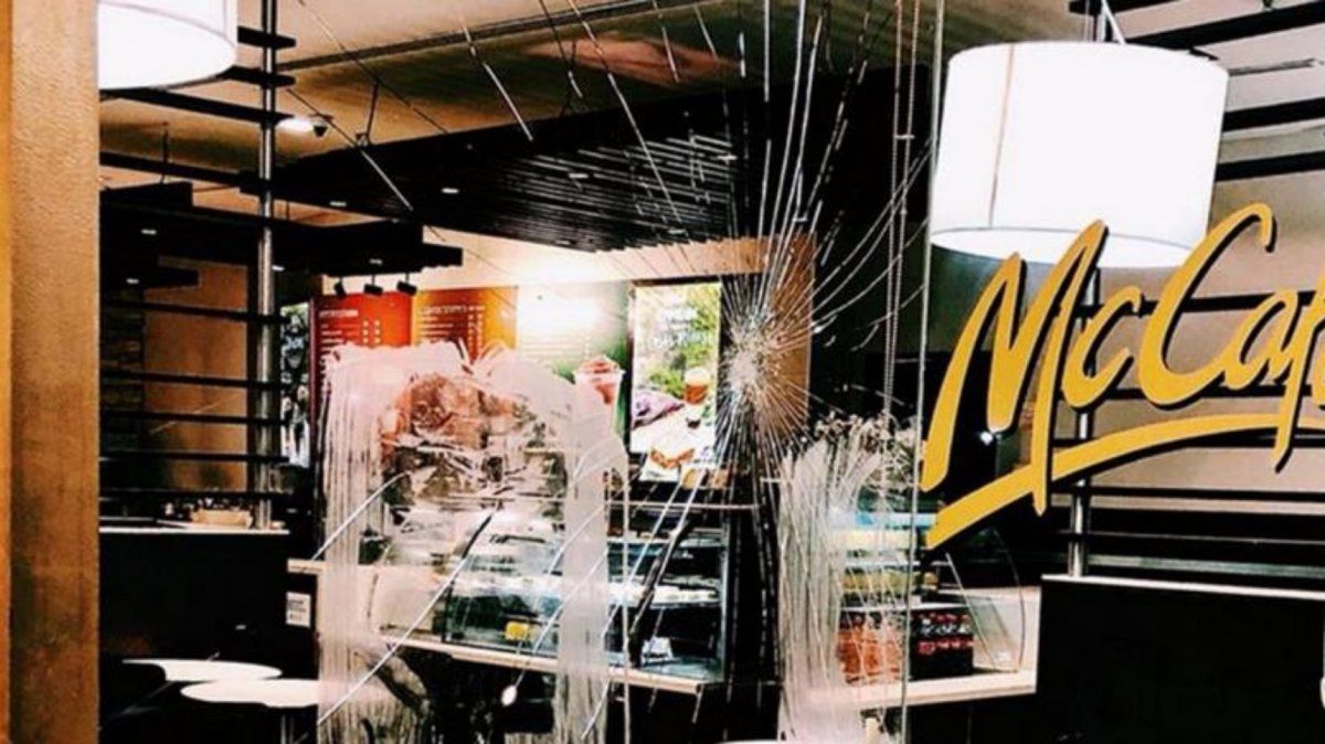 Bomba de olor, destrozos y gritos: un grupo de personas interrumpió la proyección de la película de la hija de Macri